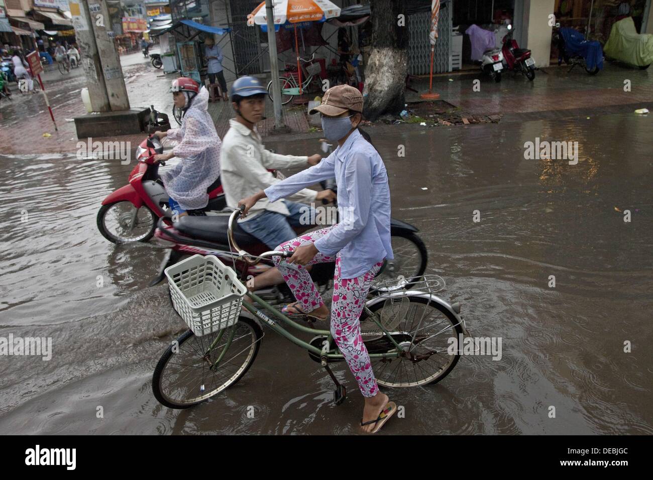 Tra Vinh, Tra Vinh, Vietnam. 16e Août, 2013. Comme d'habitude de la vie en tant que manoeuvre par cycles d'inondation de la rue, après une averse, septembre marque le début de la saison des pluies et selon les prévisions sont AccWeather.com de bruine pluie ou orages chaque jour de la fin du mois. © Gary Dwight Miller/ZUMAPRESS.com/Alamy Live News Banque D'Images