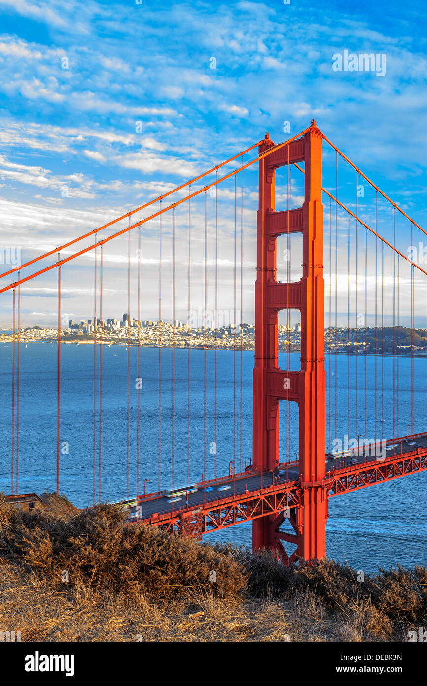Vue verticale du célèbre Golden Gate Bridge à San Francisco, Californie, USA Banque D'Images