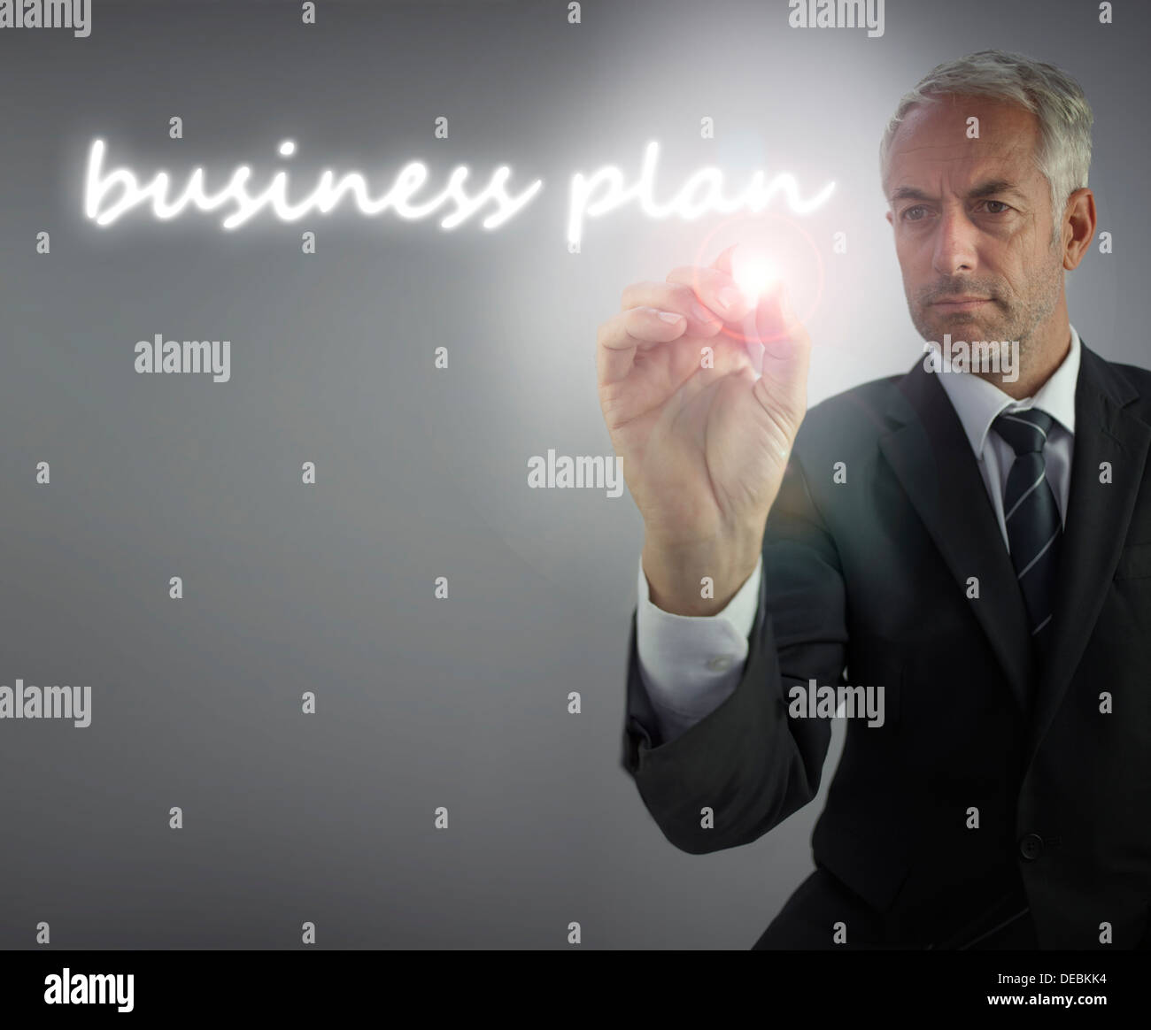 Serious businessman écrit plan d'affaires Banque D'Images