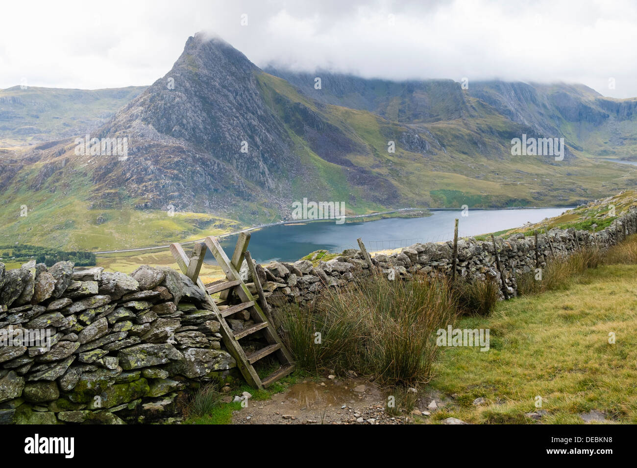 Stile de l'échelle sur un mur de pierres sèches avec vue sur la montagne et Llyn Tryfan Mt Ogwen Ogwen Valley Lake dans le chemin d'accès à l'Carneddau en Galles, UK Banque D'Images