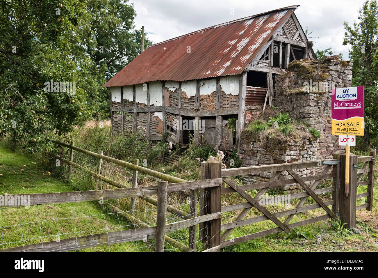 Un ancien du xvie siècle et tumbledown cottage à ossature bois à vendre aux enchères, Herefordshire, UK Banque D'Images