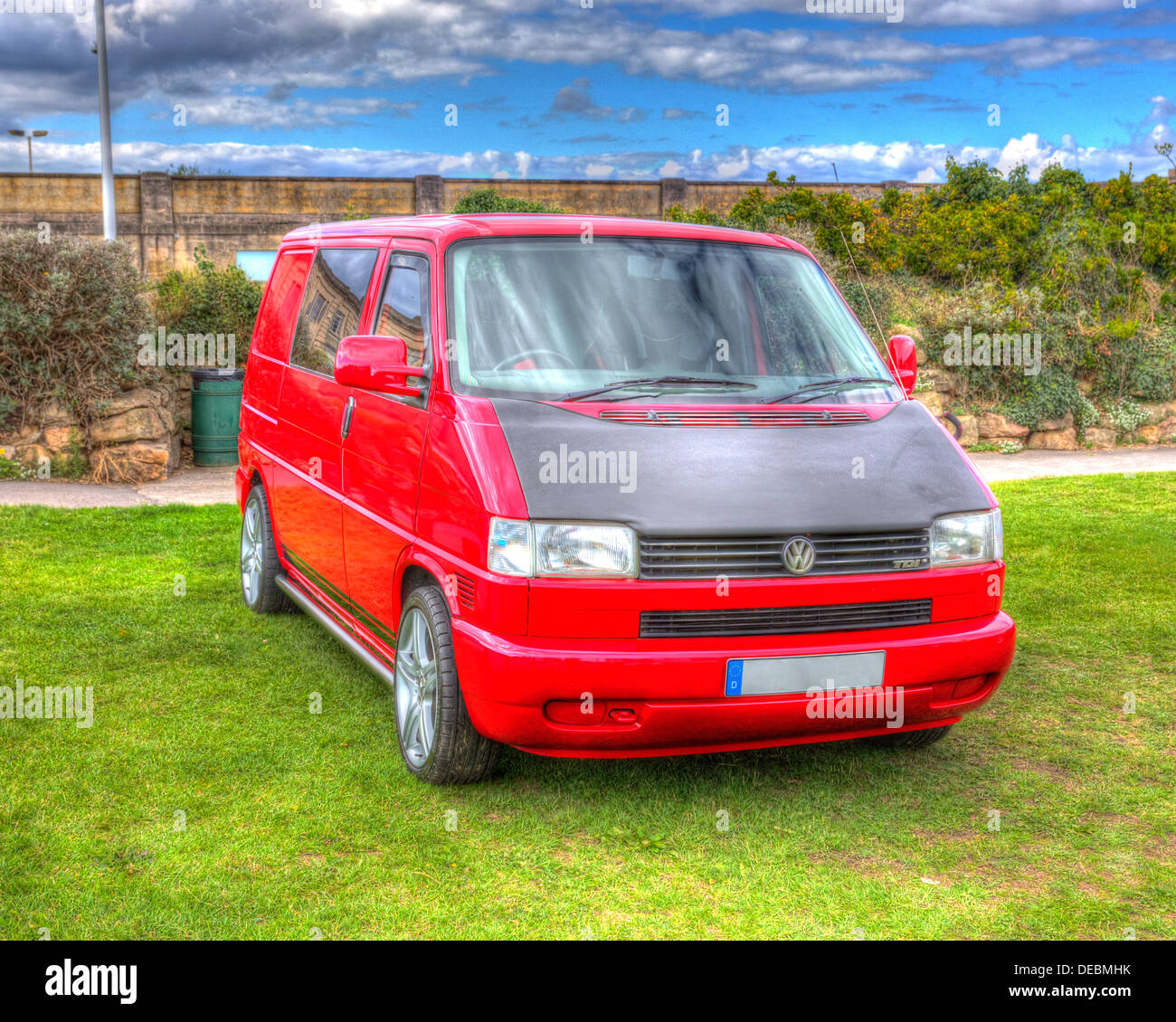 Volkswagen VW T4 rouge van jantes aluminium et bleu ciel comme la peinture dans HDR Banque D'Images