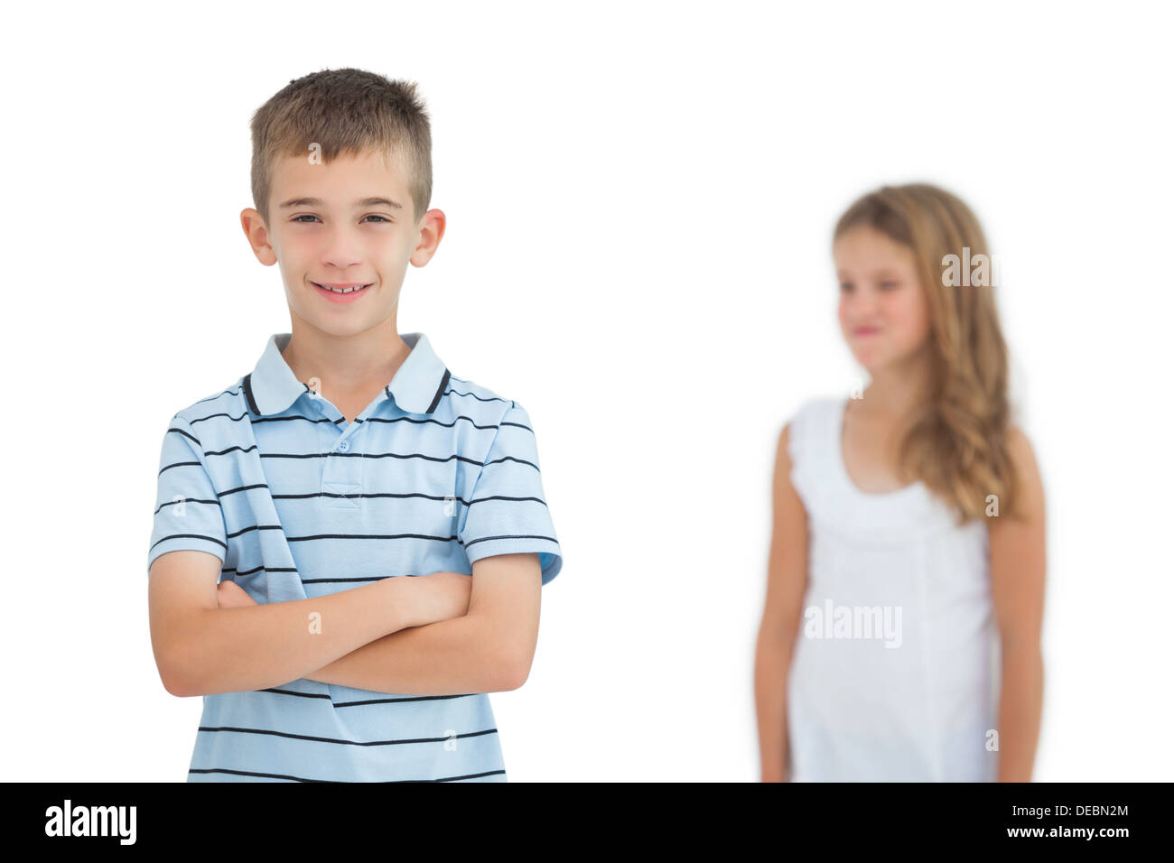 Pose de l'enfant alors que sa sœur le regarder Banque D'Images
