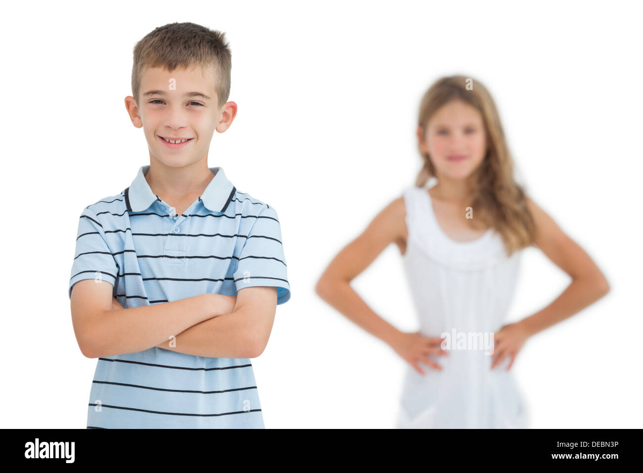 Cheerful enfant posant avec sa sœur sur l'arrière-plan Banque D'Images