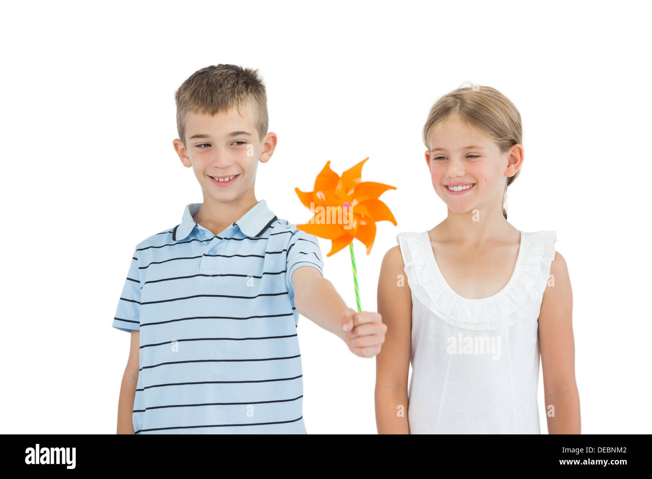 Frère et sœur jouant avec la roue crantée Banque D'Images