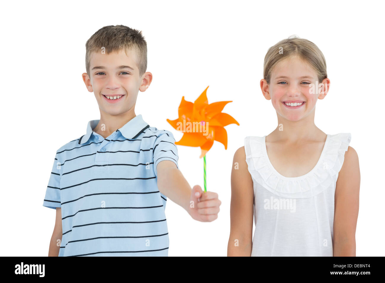 Smiling brother and sister jouer avec la roue crantée Banque D'Images