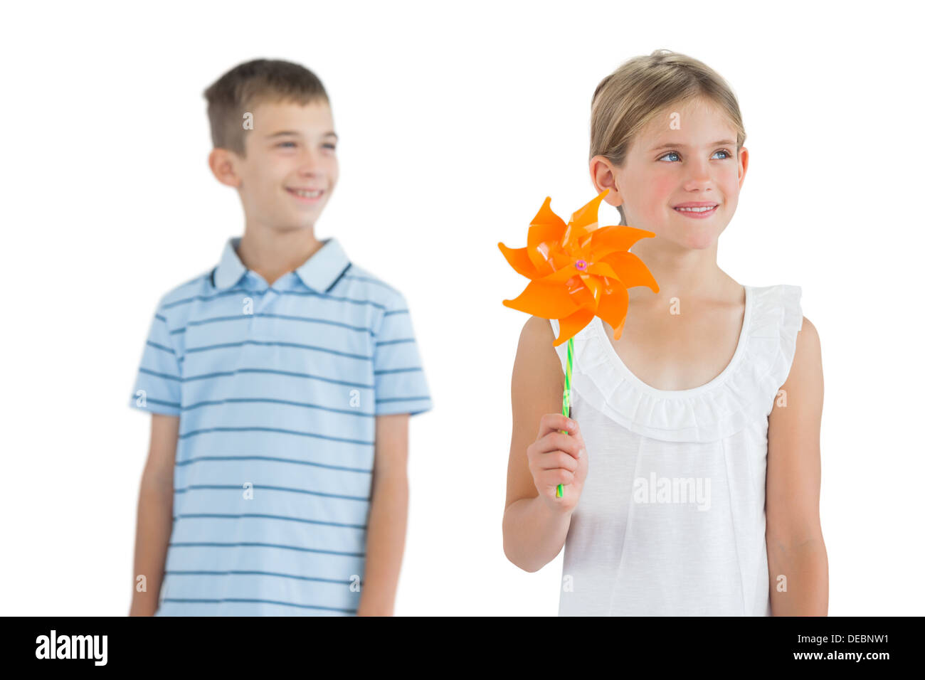 Pensive frère et sœur jouant avec la roue crantée Banque D'Images