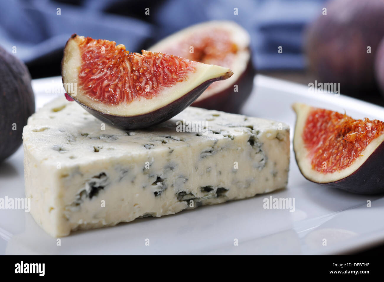 Fromage bleu et doux fruit figues sur une plaque blanche Banque D'Images