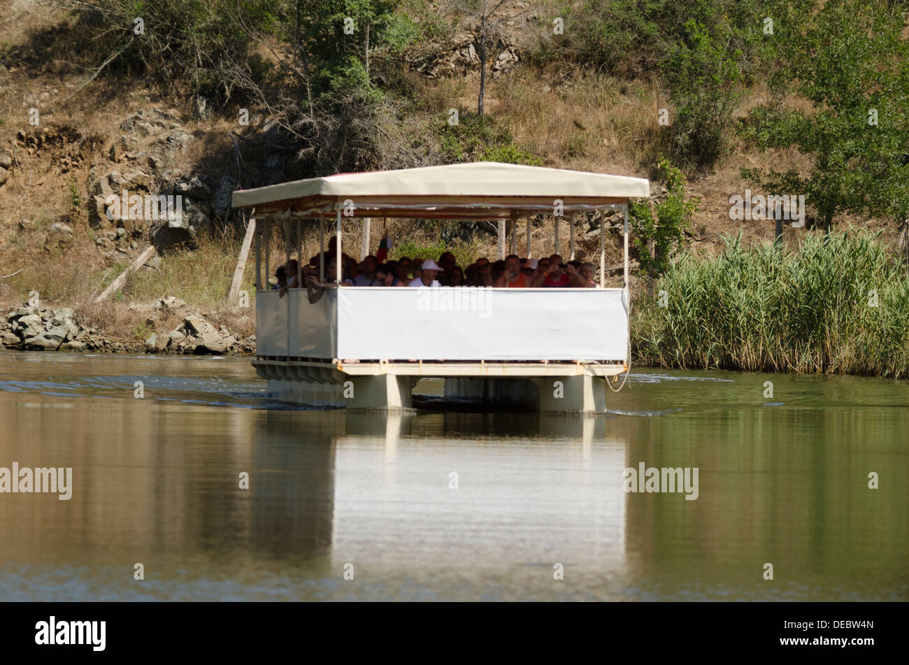 Attraction touristique - bateau dans la réserve naturelle, près de Ropotamo Primorsko, Bulgarie Du Sud Banque D'Images