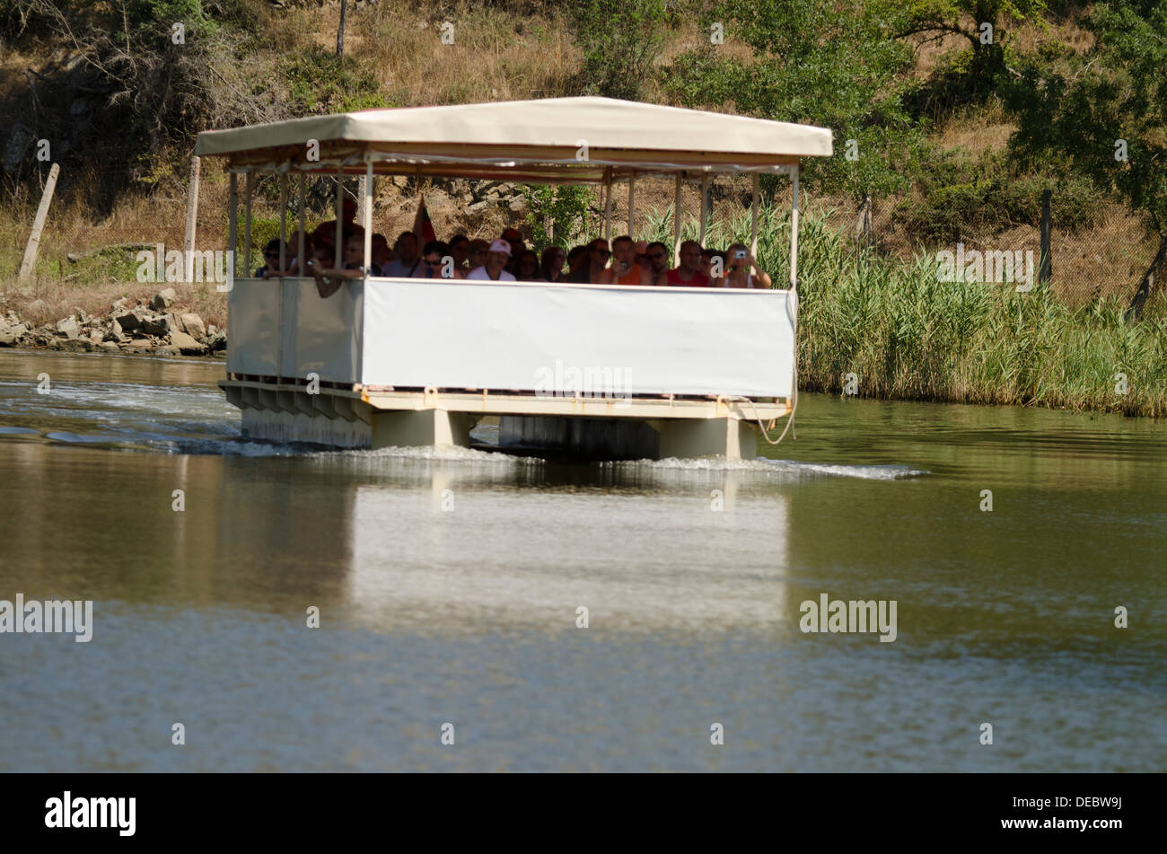 Attraction touristique - bateau dans la réserve naturelle, près de Ropotamo Primorsko, Bulgarie Du Sud Banque D'Images