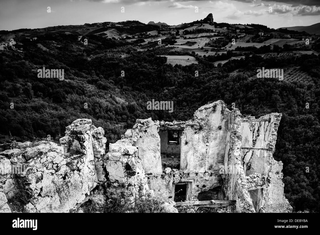 Abruzzo, Italie. Maison en ruine dans l'ancien village fantôme Banque D'Images