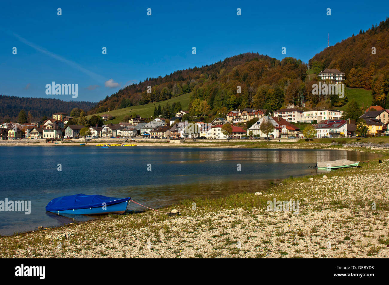Bleu bateau sur la rive du Lac de Joux Lac de Joux, ou le pont, Canton de Vaud, Suisse Banque D'Images