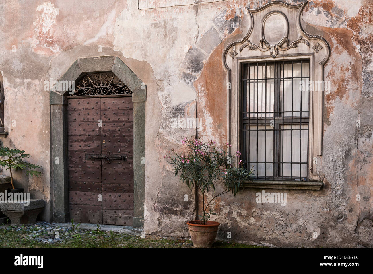 Portail et fenêtre, Palazzo Merizzi, Tirano, province de Sondrio, Lombardie, Italie Banque D'Images