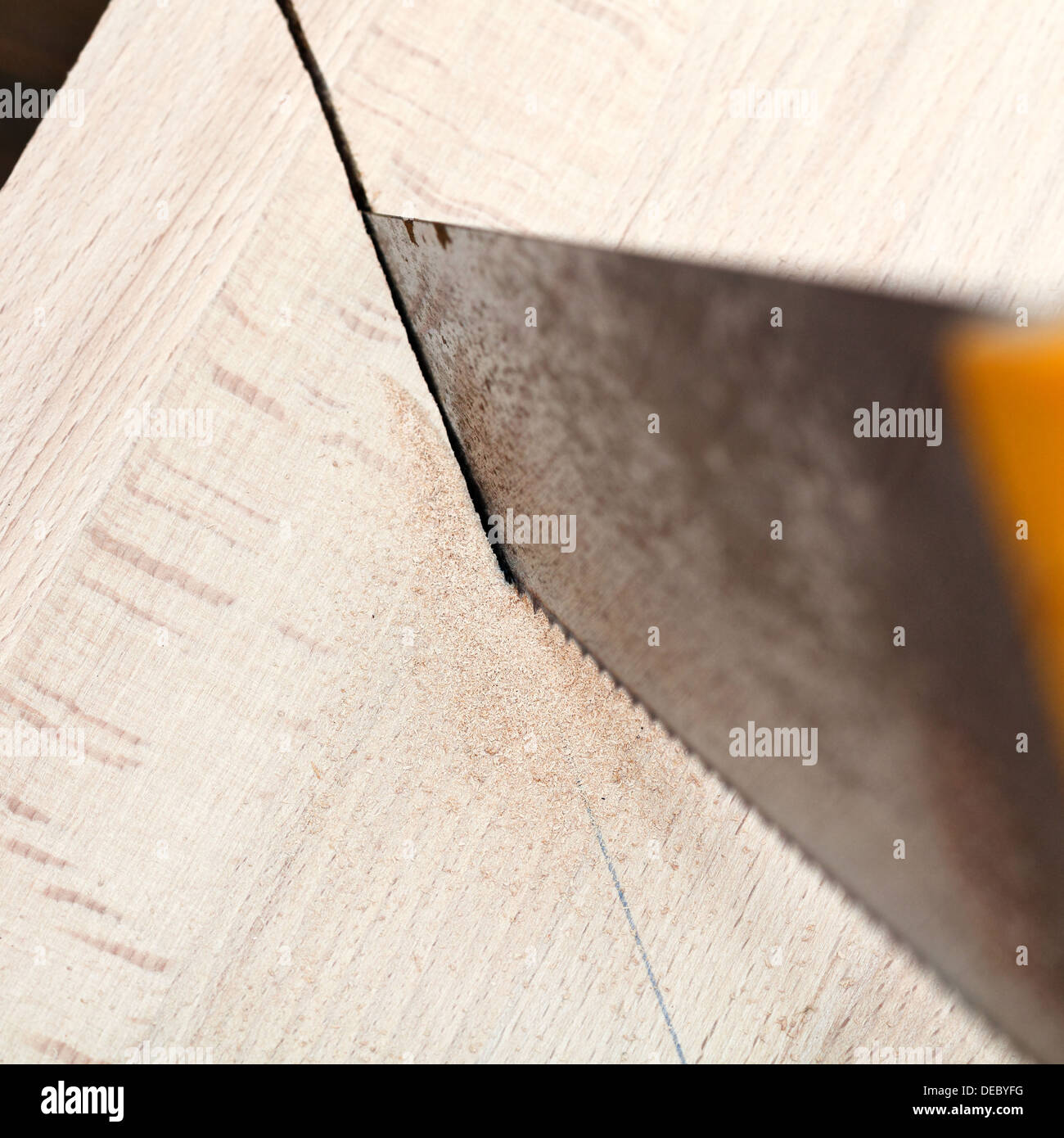 Planche en bois est coupé avec une scie close up Banque D'Images
