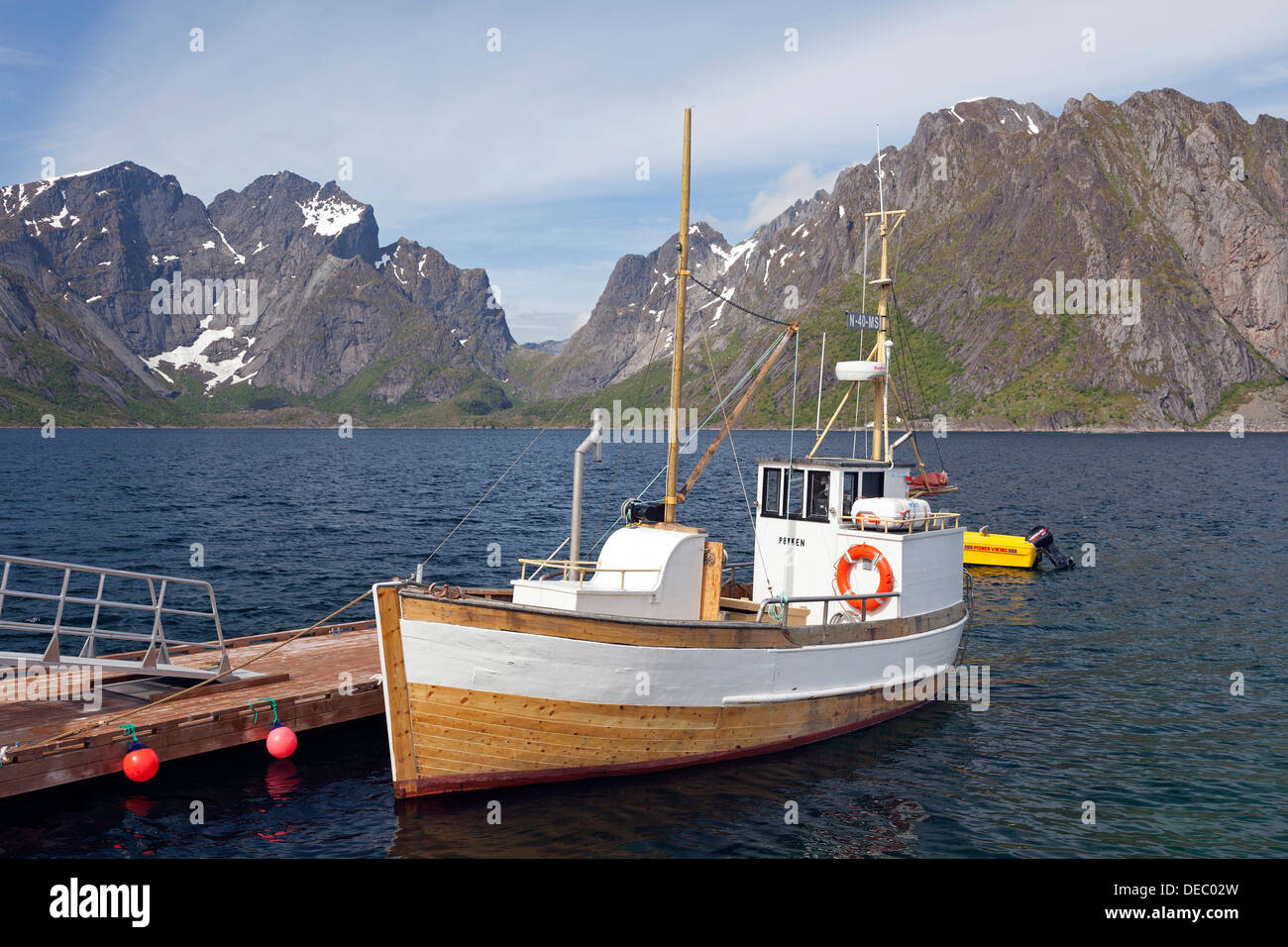 Vieux bateau de pêche en bois en face de Lofoten paysages, Reine, Moskenesøy, Lofoten, Nordland, Norvège Banque D'Images