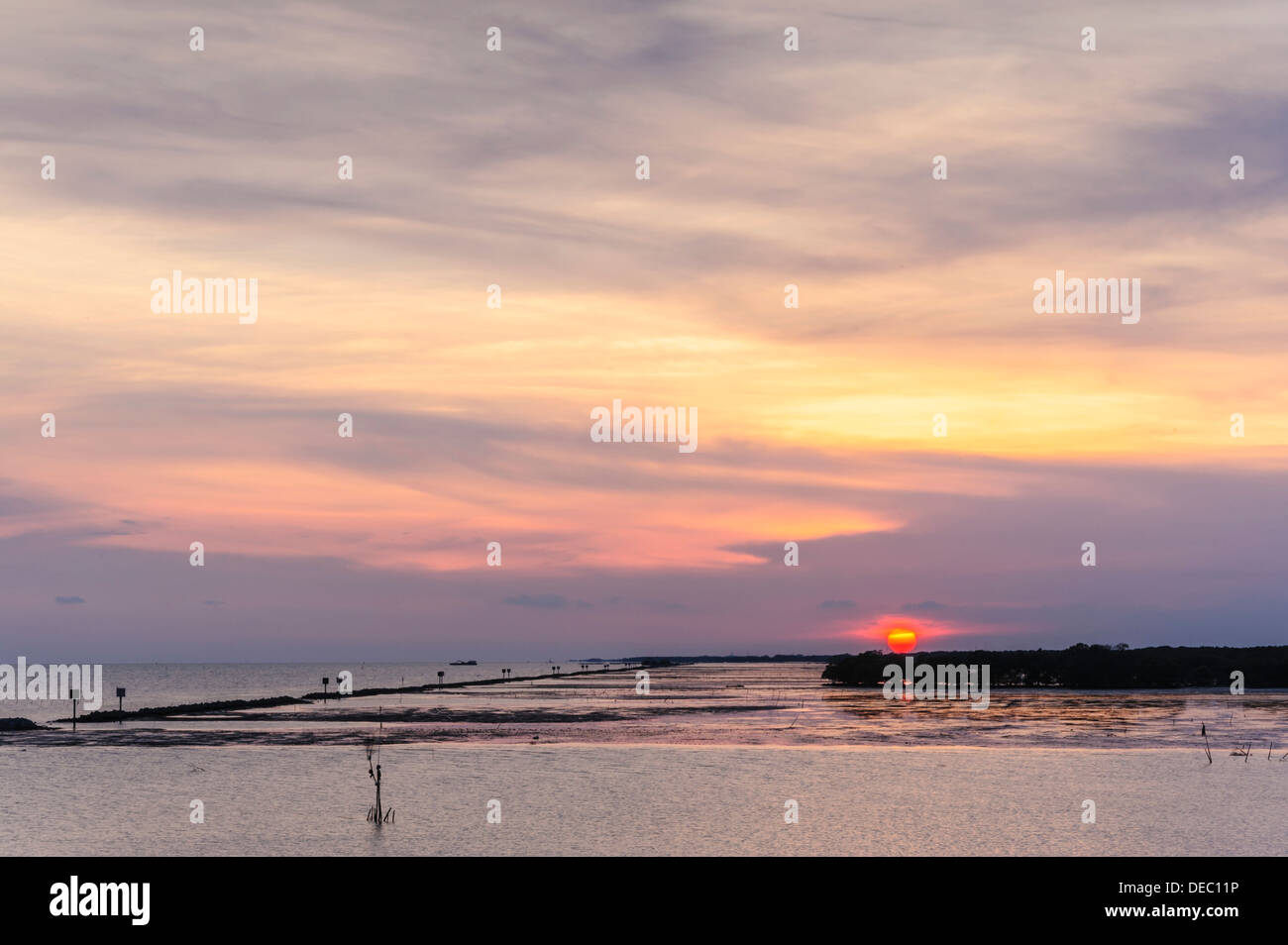 Belle vue sur le coucher du soleil à mer tropical, la Thaïlande. Banque D'Images