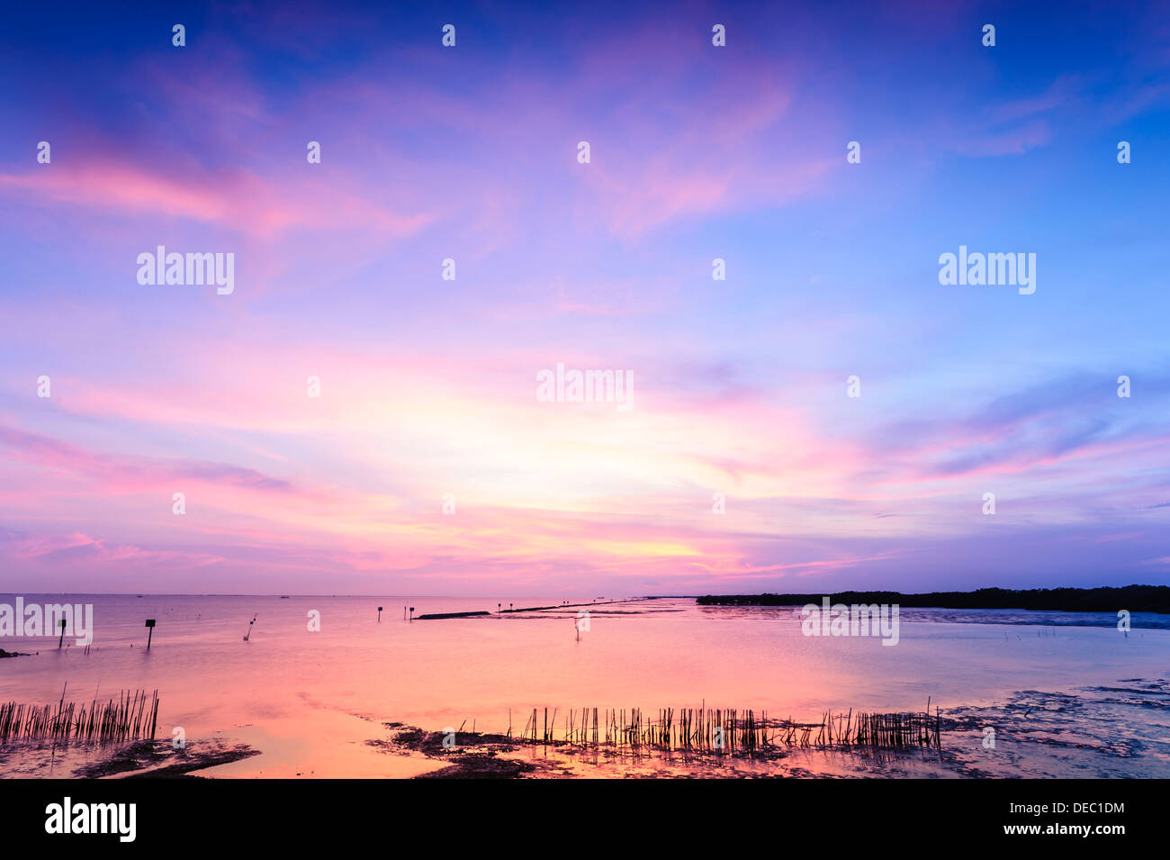 Belle silhouette crépuscule coucher de soleil à la mer tropicale en Thaïlande. Banque D'Images