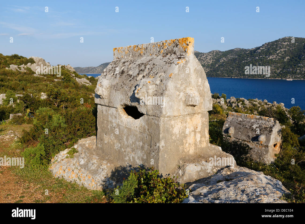 Sarcophage, ancienne Simena, à l'arrière de l'île de Kekova, Mezitli, Lycie, Province d'Antalya, Turquie Banque D'Images