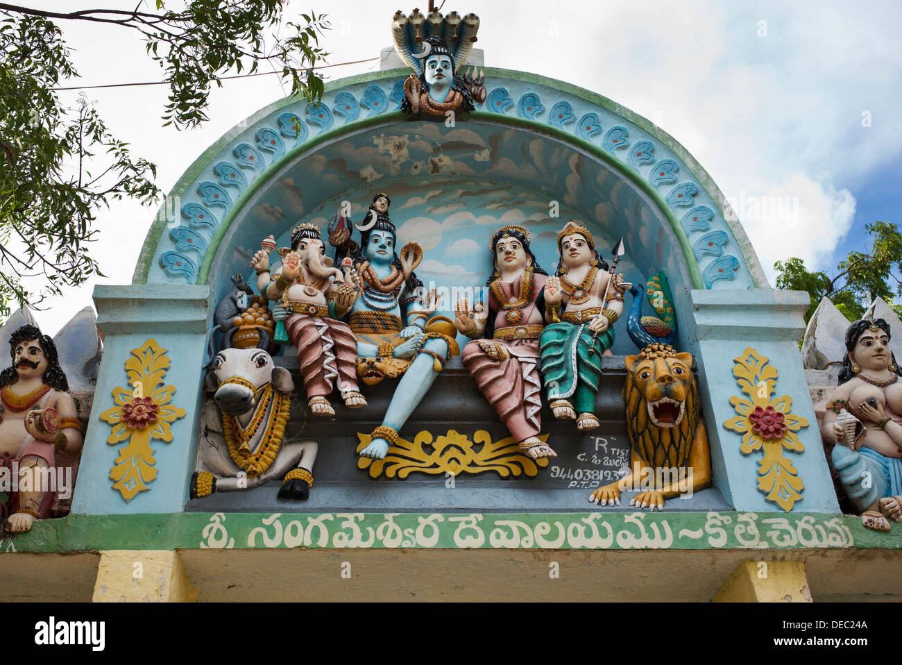 Divinités hindoues sur un temple du village. L'Andhra Pradesh, Inde Banque D'Images