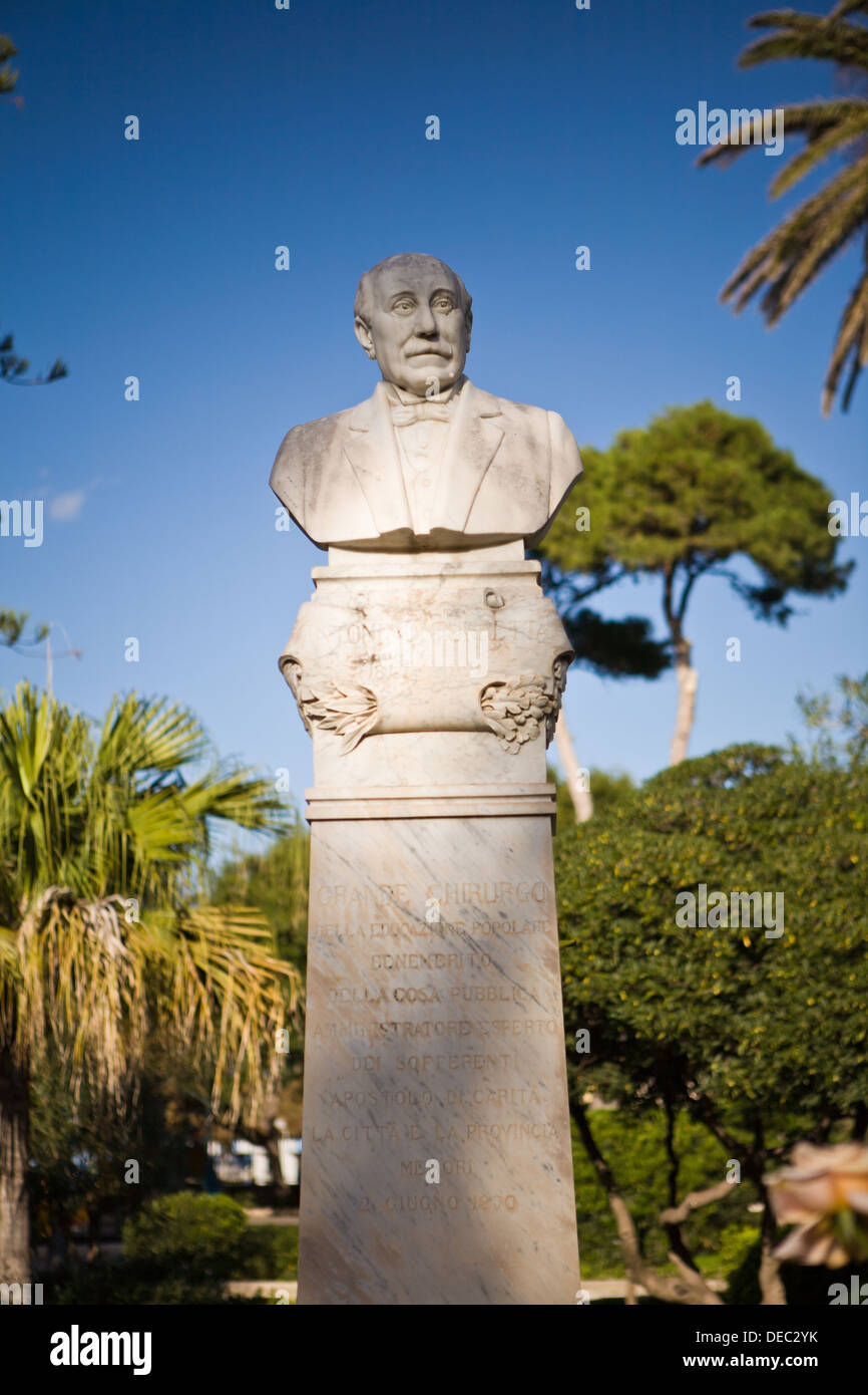 Une statue dans le parc de la Villa Margherita de Trapani dans la province de Trapani, en Sicile. Banque D'Images