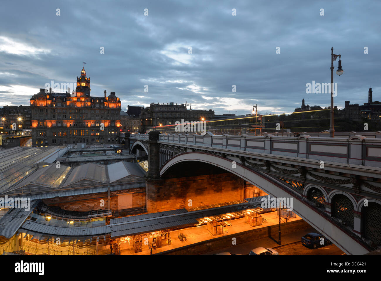 Vue sur la vieille ville de lumière le soir avec la tour de l'Hôtel Balmoral, la gare de Waverley, Calton Hill Banque D'Images