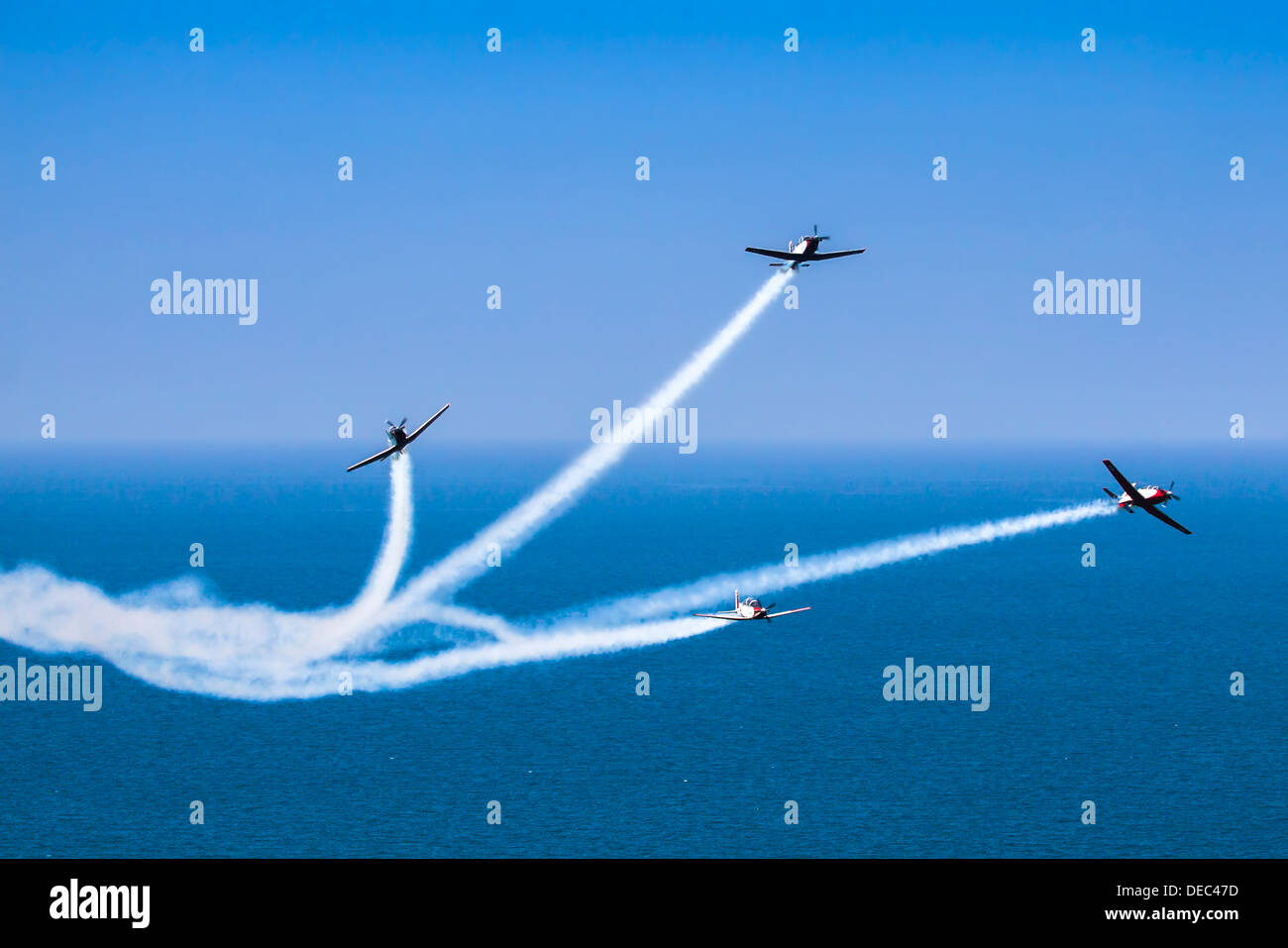 De l'air israélienne (IAF) Flight Academy Beechcraft T-6A Texan II, l'équipe de démonstration aérienne au cours d'une exposition sur la Mer Méditerranée Banque D'Images