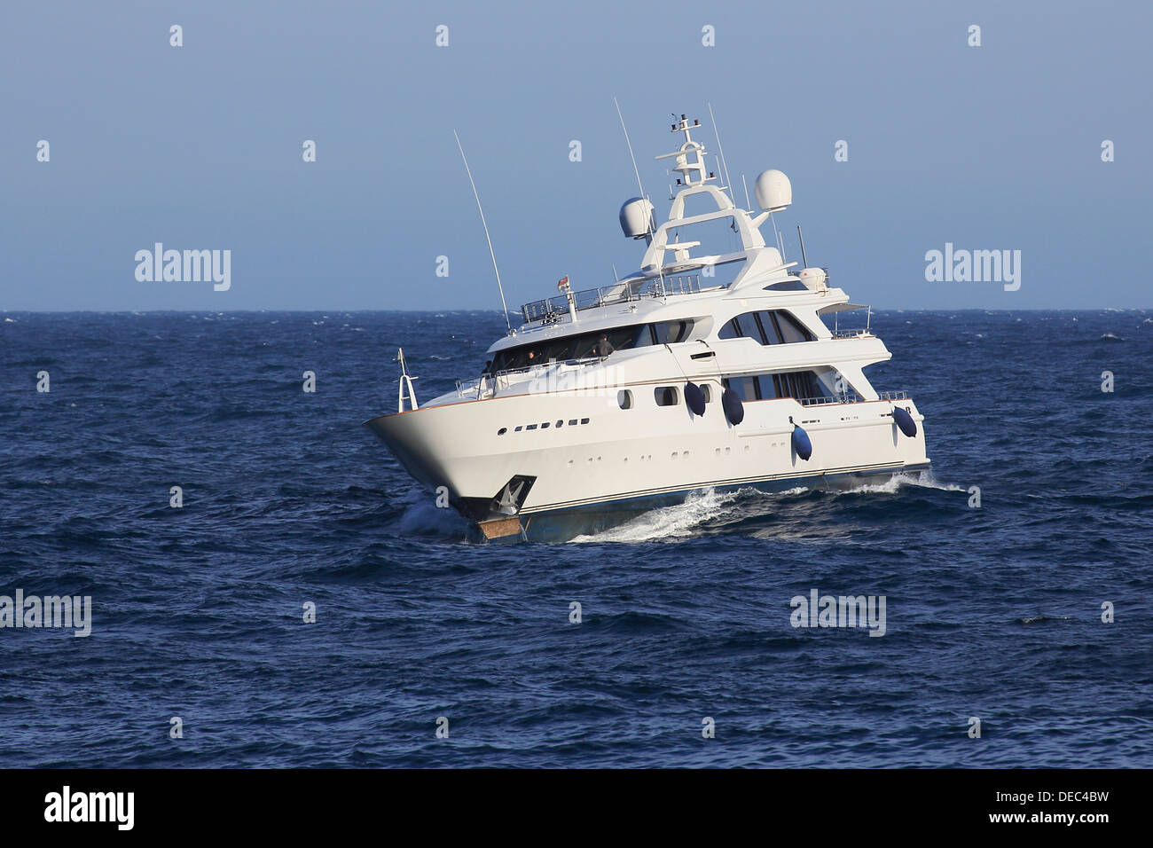 Yacht à moteur Taiba en mer agitée, Beaulieu-sur-Mer, Département des Alpes-Maritimes, région Provence-Alpes-Côte d'Azur, France Banque D'Images