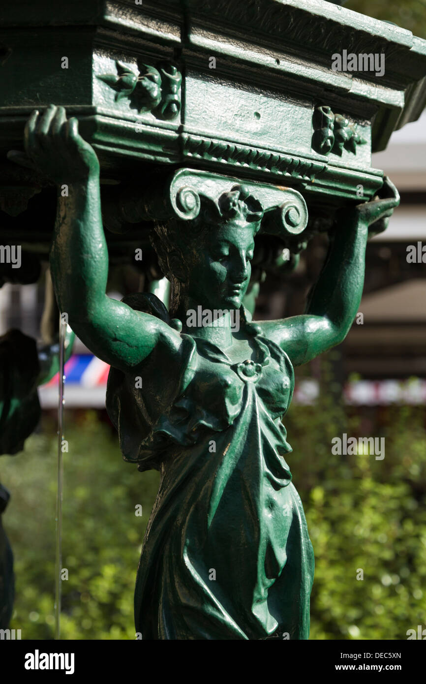 Fontaine Wallace de la Place Saint Germain des Prés, Paris, France Banque D'Images