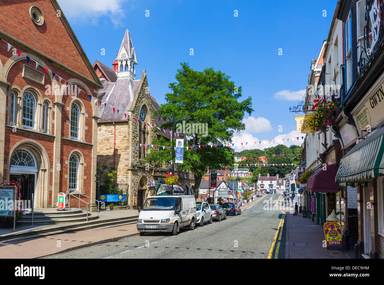 Castle Street dans le centre de la ville de Llangollen, Denbighshire, Wales, UK Banque D'Images