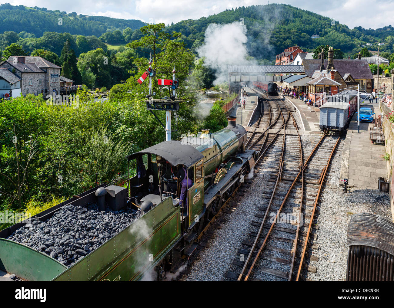 7822 Moteur 'Foxcote Manor' locomotive à vapeur à la gare de Llangollen, Llangollen, Denbighshire, Wales, UK Banque D'Images