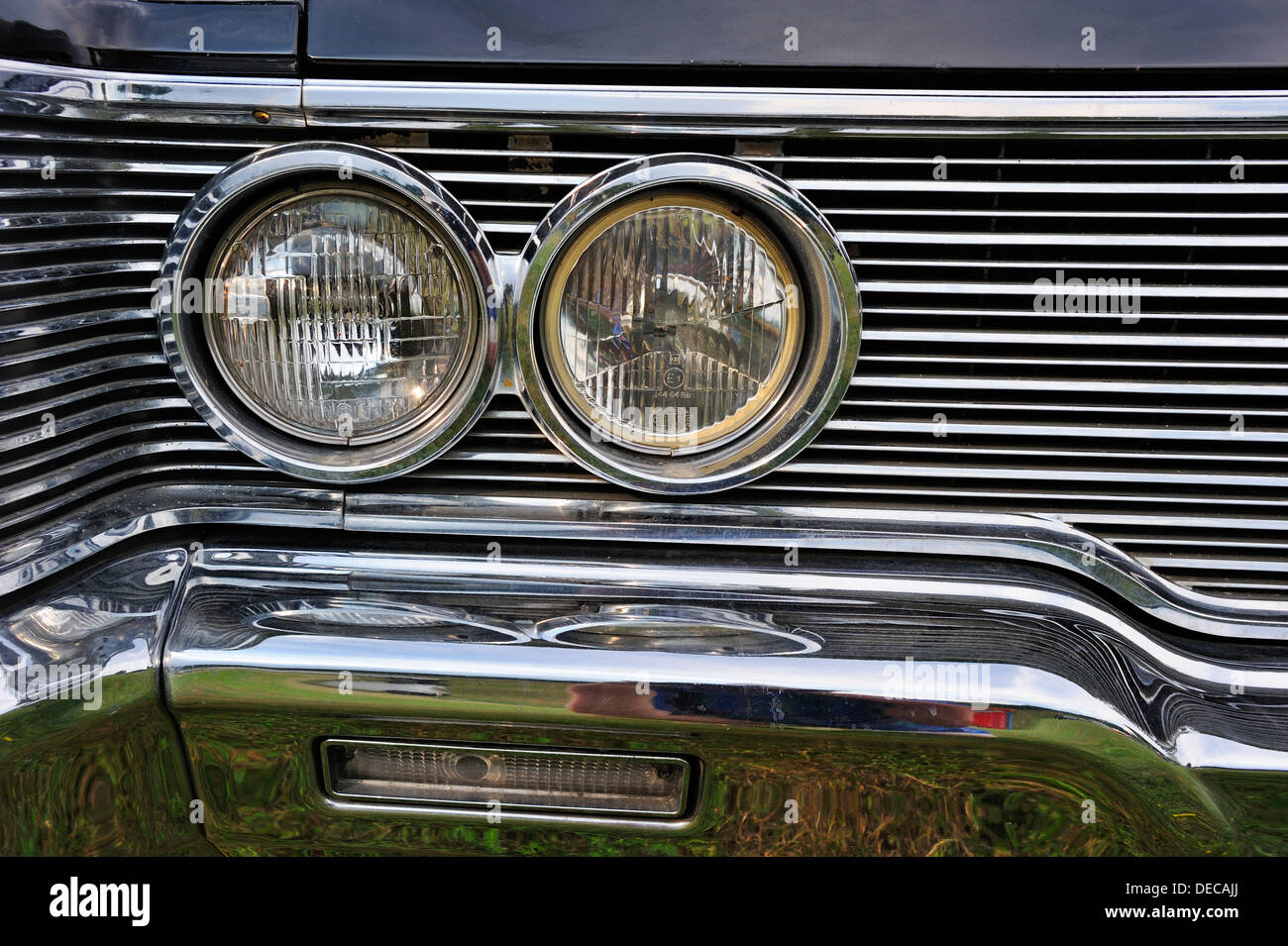 Close up de la calandre et les phares d'une voiture américaine des années 50, isolated on white Banque D'Images