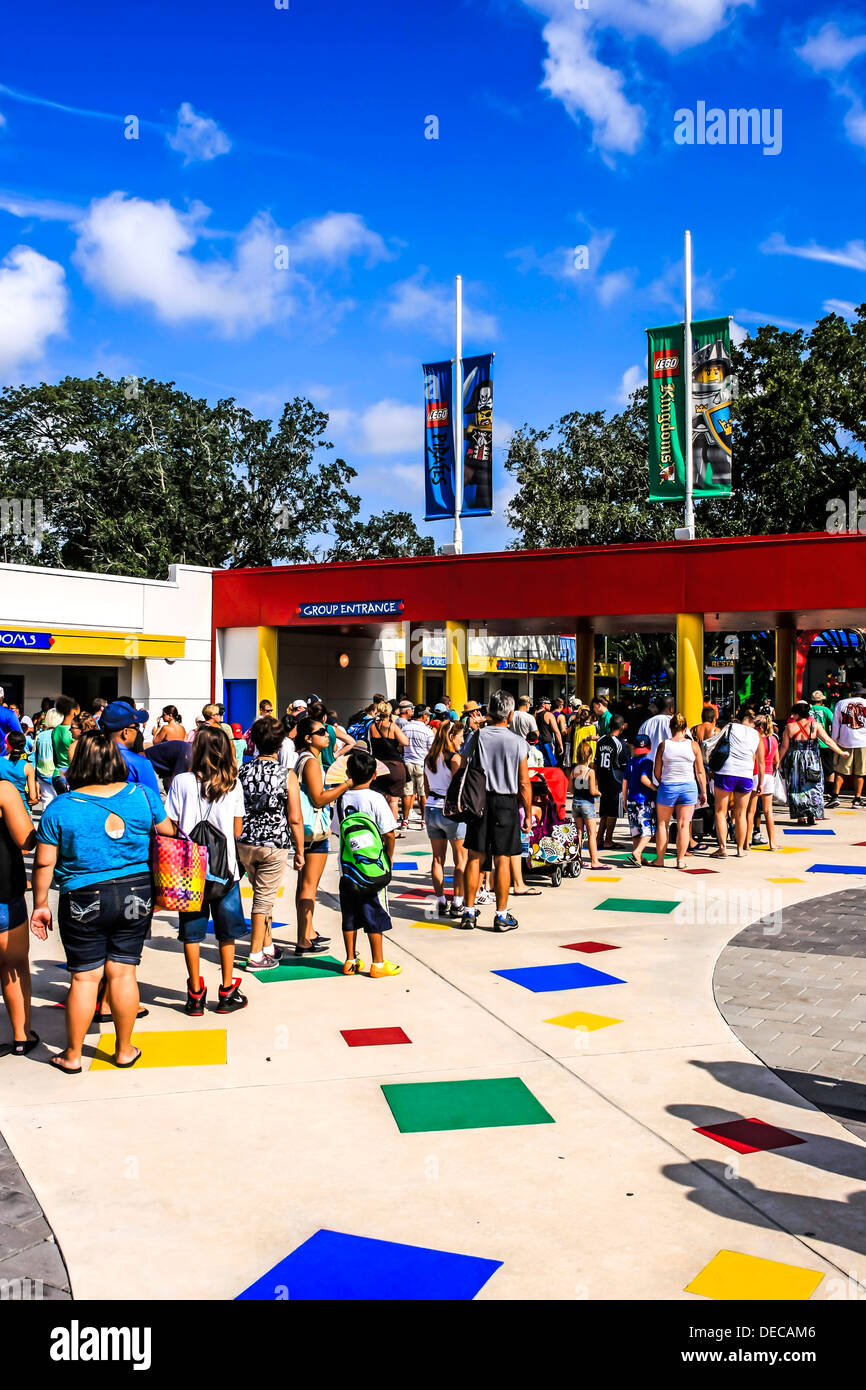 Les gens faire la queue à l'entrée de parc à thème Legoland Florida pour une journée de plaisir Banque D'Images