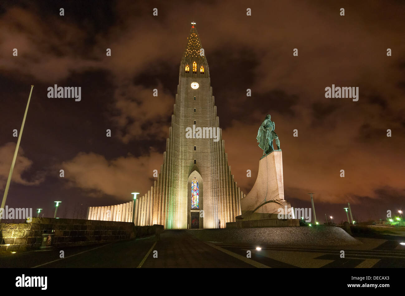 L'église Hallgrimskirkja Reykjavik Islande prises la nuit avec Lief Ericksson statue Banque D'Images