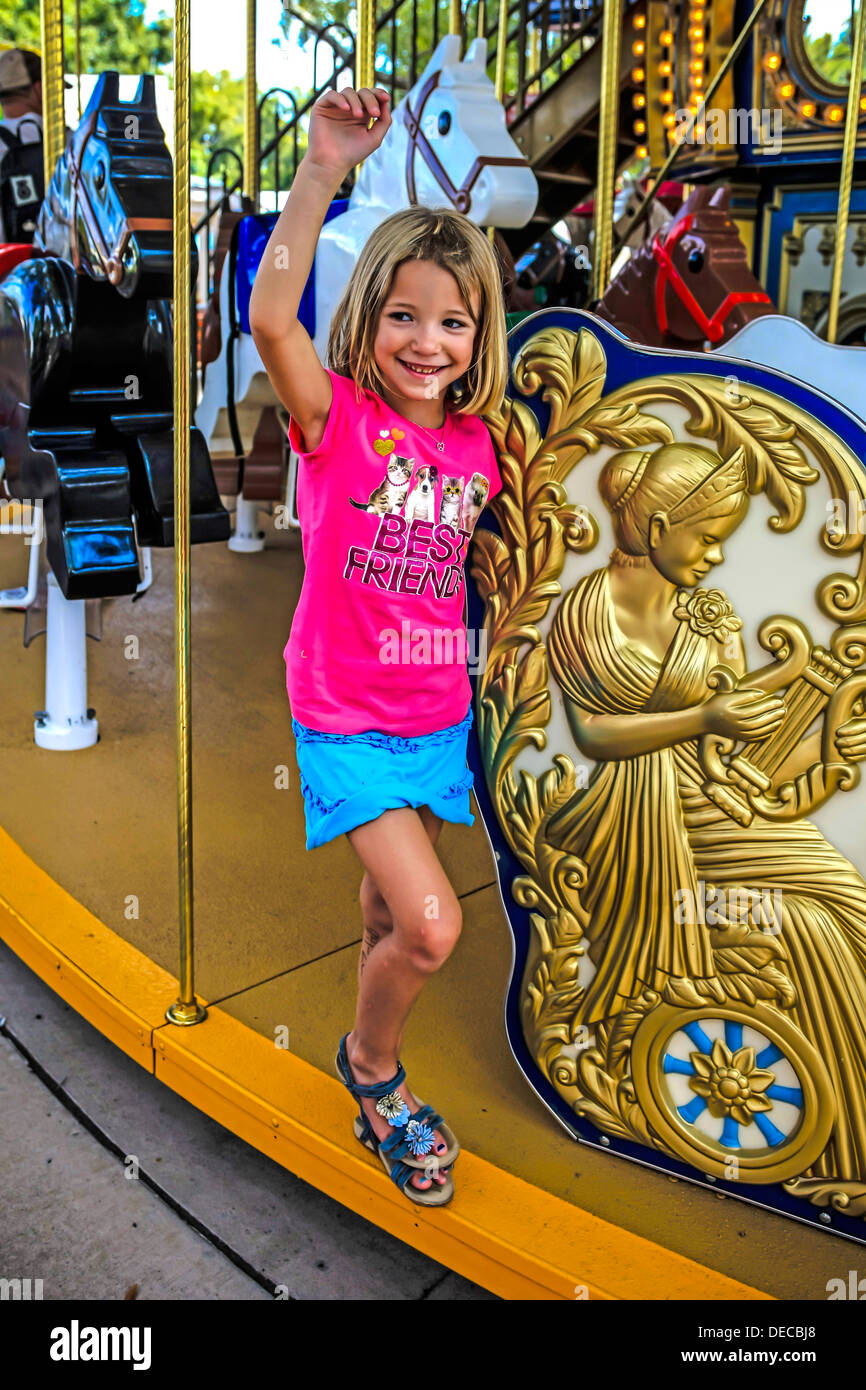 Jeune fille bénéficie d'un trajet sur un carrousel à la parc à thème Legoland Florida Banque D'Images
