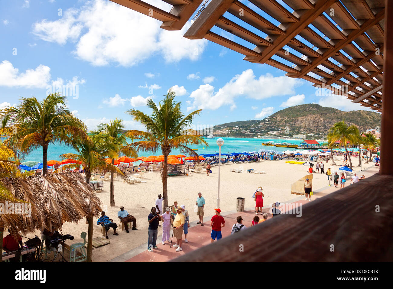 Les touristes sur Grand Bay Beach à St Martin Banque D'Images