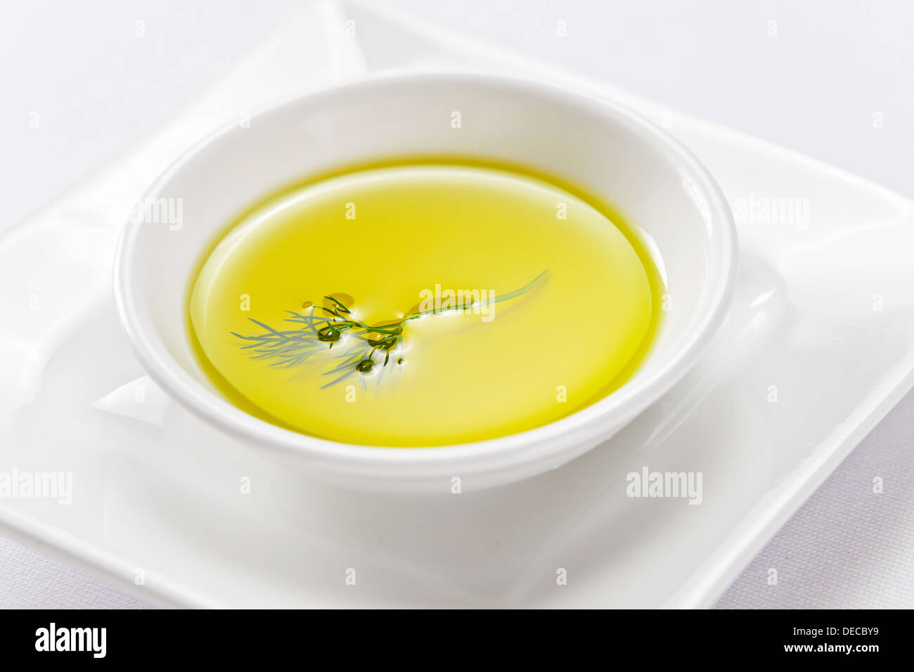 L'huile végétale avec le fenouil dans une plaque blanche Banque D'Images