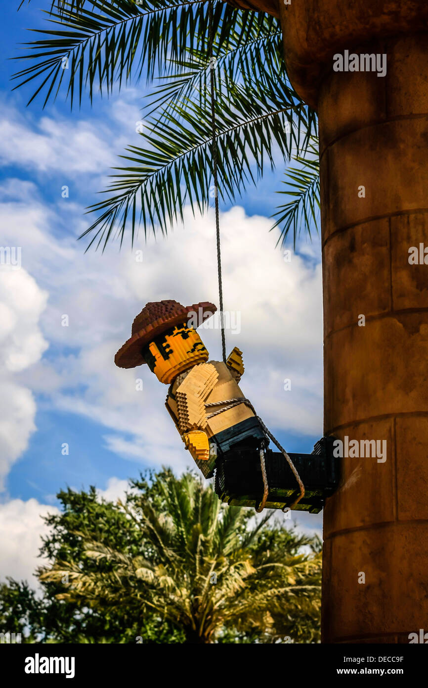 Homme adveturer Lego grimpe dans un arbre au Parc Legoland Florida Banque D'Images