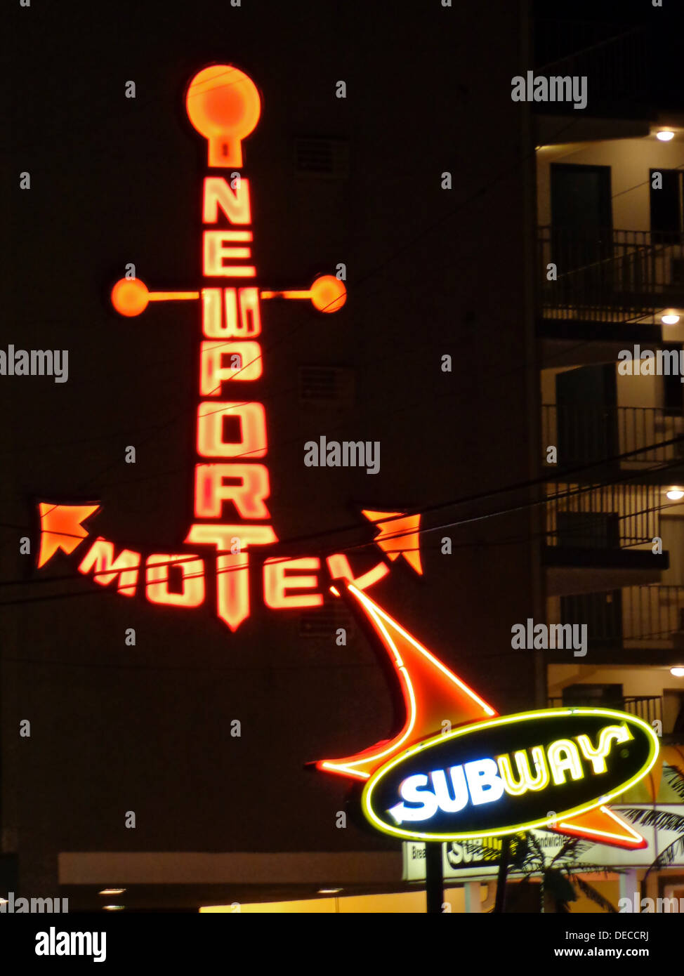 Le panneau au néon Newport Inn Motel est un exemple emblématique de la signalisation au néon du milieu du XXe siècle dans le quartier historique DOP Wop de Wildwoods, New Jersey. Ce panneau reflète le style dynamique des années 1950 et fait partie de l'architecture rétro préservée de la région, connue pour son ambiance nostalgique des années 1950. Banque D'Images