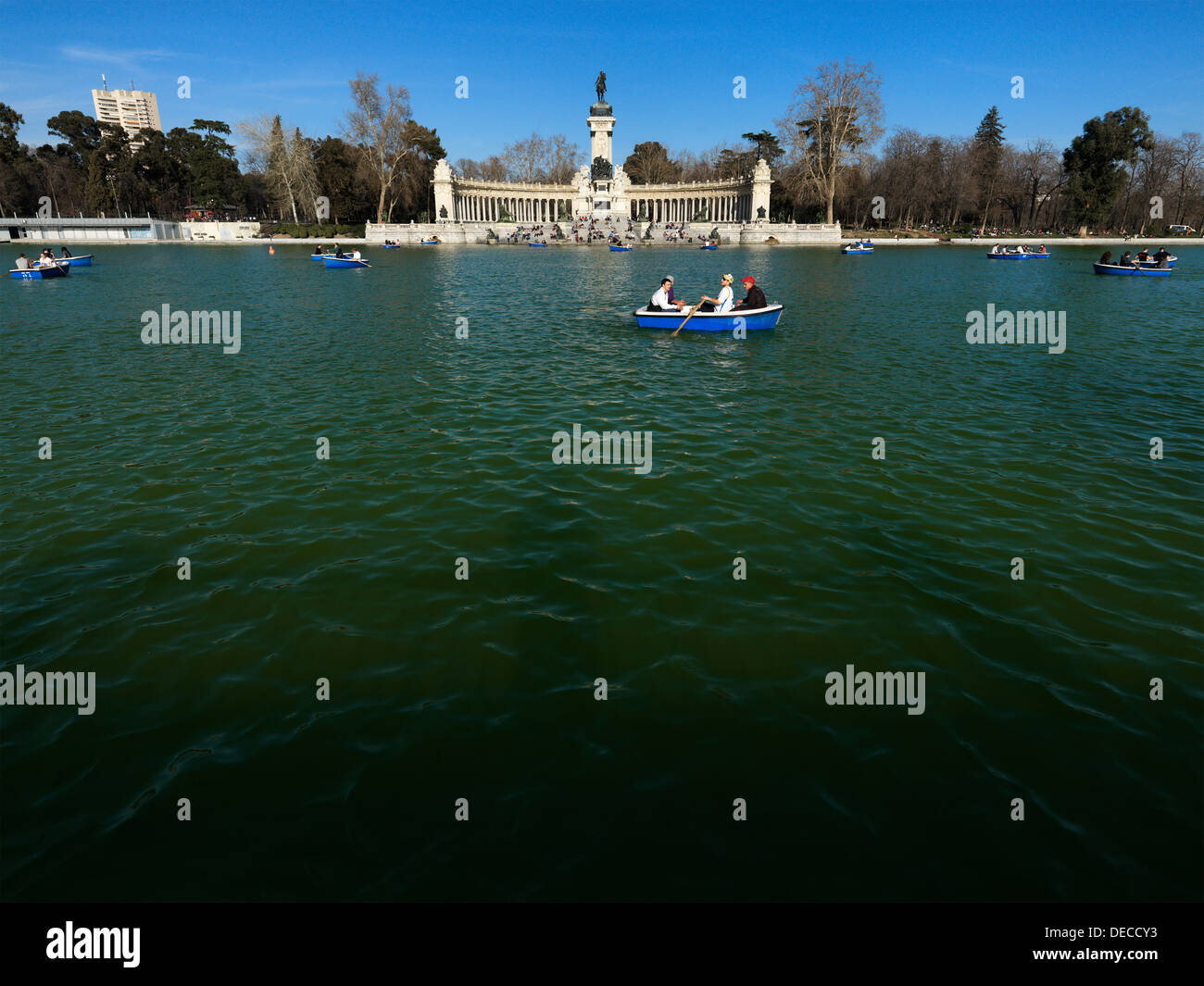 Madrid, Espagne, Parc El Retiro avec l'Alfonso XII monument et visiteurs sur le lac Banque D'Images