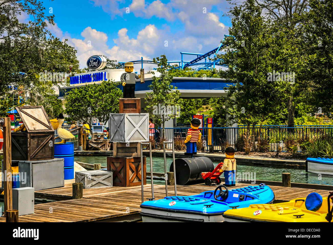 La conduite d'un bateau au parc à thème Legoland Florida Banque D'Images