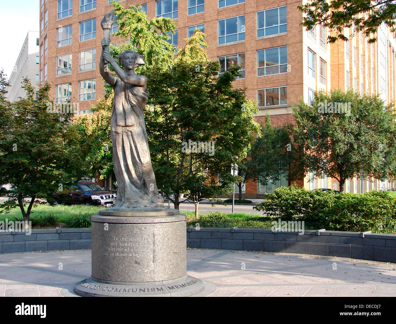 Le mémorial des victimes du communisme à Washington, D.C. commémore ceux qui ont souffert sous les régimes communistes dans le monde entier. Il présente une statue de la Déesse de la démocratie, symbole des manifestations de la place Tiananmen de 1989. Cette réplique a été créée par l'artiste Thomas Marsh, honorant la résilience et le courage des personnes qui se sont élevées contre l'oppression lors des manifestations en Chine. Banque D'Images Le mémorial des victimes du communisme à Washington, D.C. commémore ceux qui ont souffert sous les régimes communistes dans le monde entier. Il présente une statue de la Déesse de la démocratie, symbole des manifestations de la place Tiananmen de 1989. Cette réplique a été créée par l'artiste Thomas Marsh, honorant la résilience et le courage des personnes qui se sont élevées contre l'oppression lors des manifestations en Chine. Banque D'Images