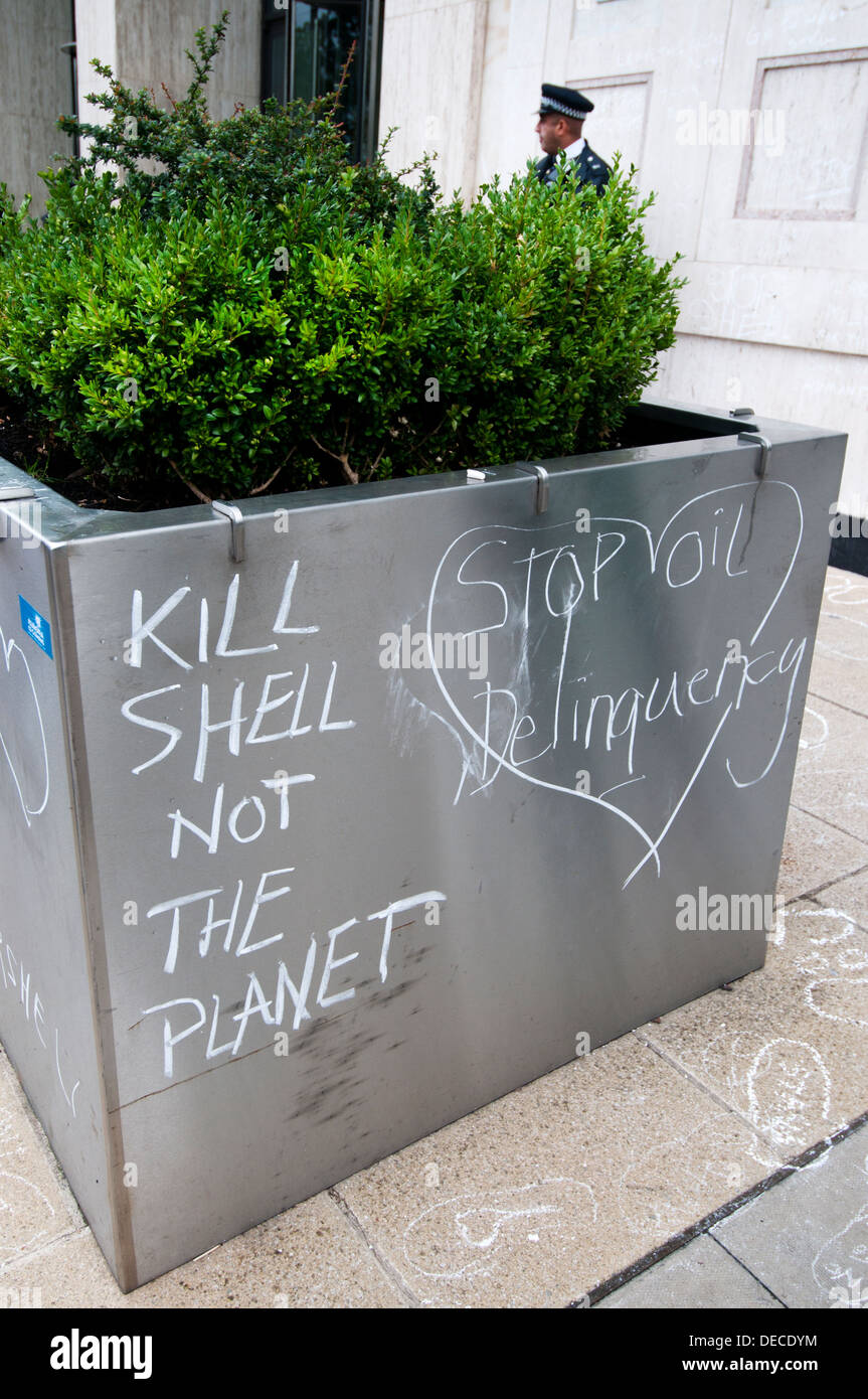 Le bâtiment Shell. Les militants ont écrit 'Tuer réservoir pas la planète' sur un semoir en face de l'immeuble. Banque D'Images