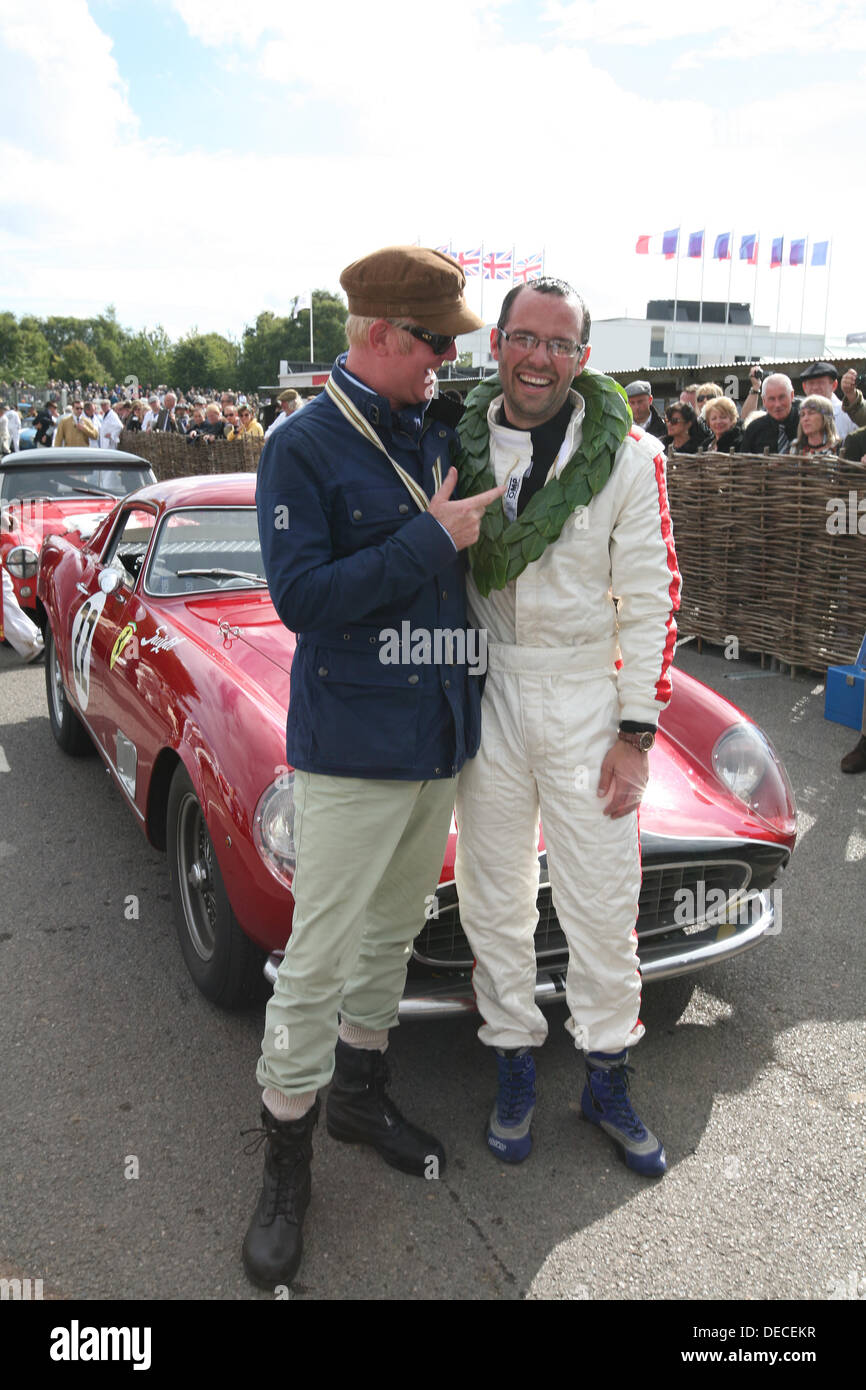 Goodwood, Hampshire, Royaume-Uni. 15e Août, 2013. Chris Evans félicite Max Girardo sur l'entrée dans le troisième Fordwater Trophy driving Evans' Ferrari GT 250 Tour de France. © Plus Sport Action/Alamy Live News Banque D'Images