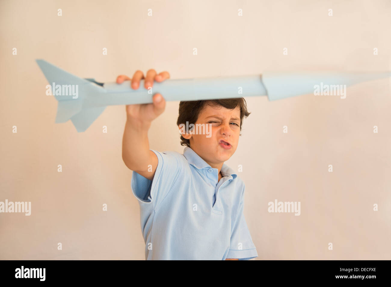 Boy holding paper rocket Banque D'Images