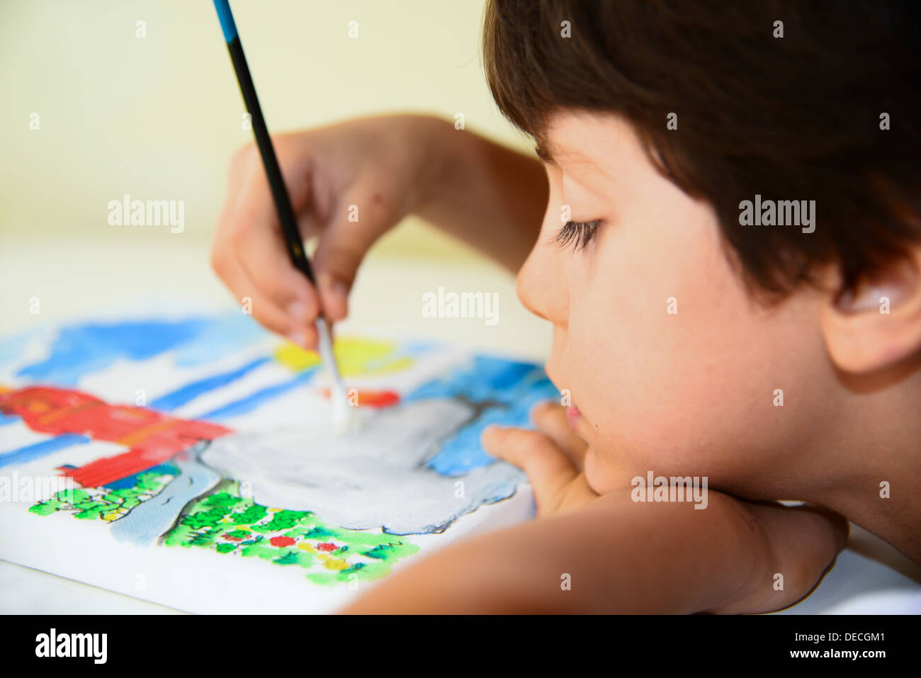 Enfant d'été peinture photo avec un pinceau Banque D'Images