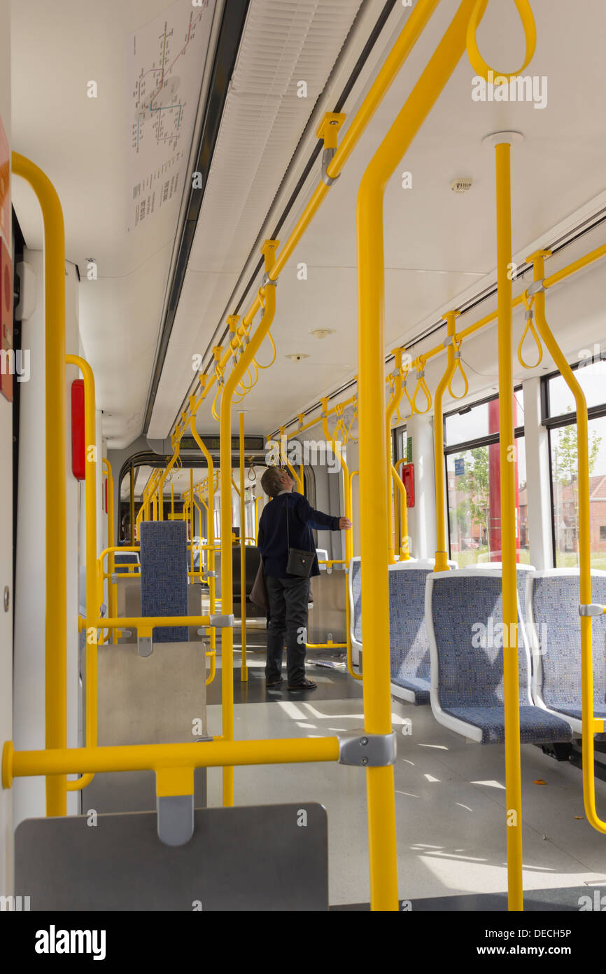 Tramway Metrolink Manchester intérieur avec un homme adulte d'attente des passagers de débarquer. Banque D'Images