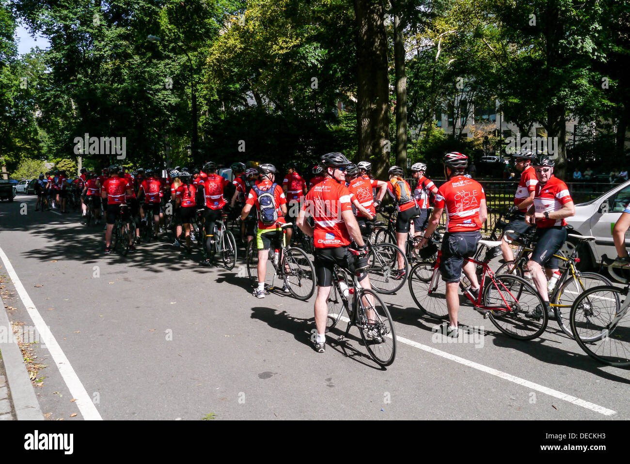 New York, USA. 15e Août, 2013. HealthMiles vierge employés vont se lancer sur un 270 km en vélo de Boston à New York, avant de terminer dans le Central Park de Manhattan dans l'après-midi du 15. 15 septembre 2013 à New York. © Donald bowers/Alamy Live News Banque D'Images