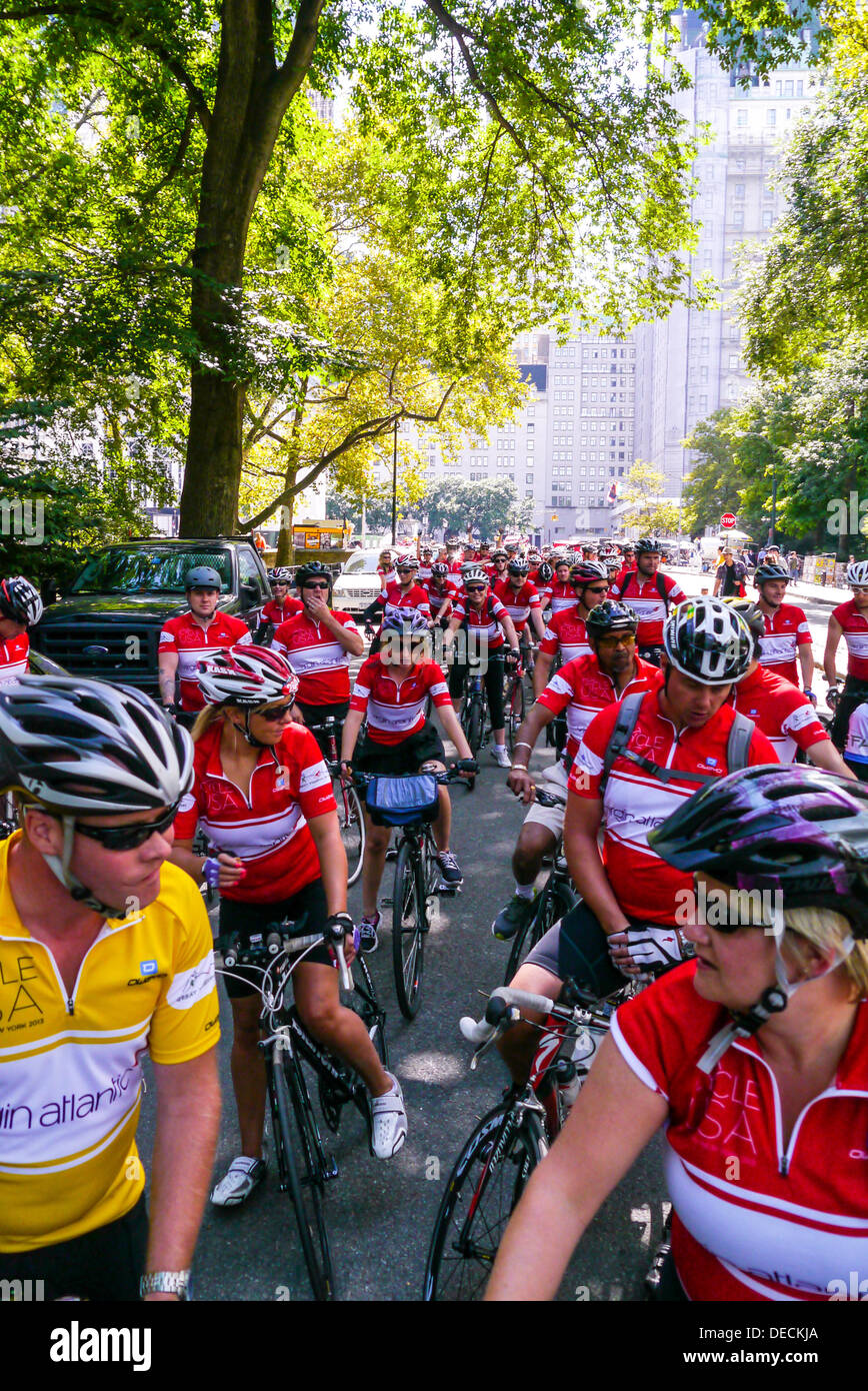 New York, USA. 15e Août, 2013. HealthMiles vierge employés vont se lancer sur un 270 km en vélo de Boston à New York, avant de terminer dans le Central Park de Manhattan dans l'après-midi du 15. 15 septembre 2013 à New York. © Donald bowers/Alamy Live News Banque D'Images