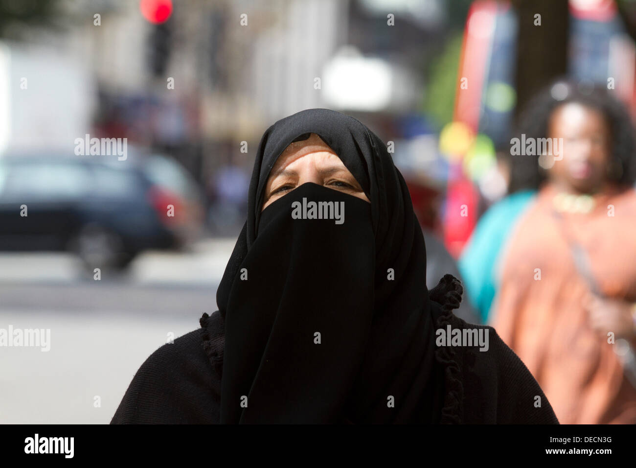 Oxford Street, Londres, Royaume-Uni. 16e Août, 2013. Une femme porte le voile dans quartier commerçant d'Oxford street en tant que politicien libéral démocrate britannique Jeremy Browne provoque la controverse après l'appel pour un débat national sur la question de savoir si les femmes doivent porter le voile islamique ou 'Niqba' dans les lieux publics. Credit : amer ghazzal/Alamy Live News Banque D'Images