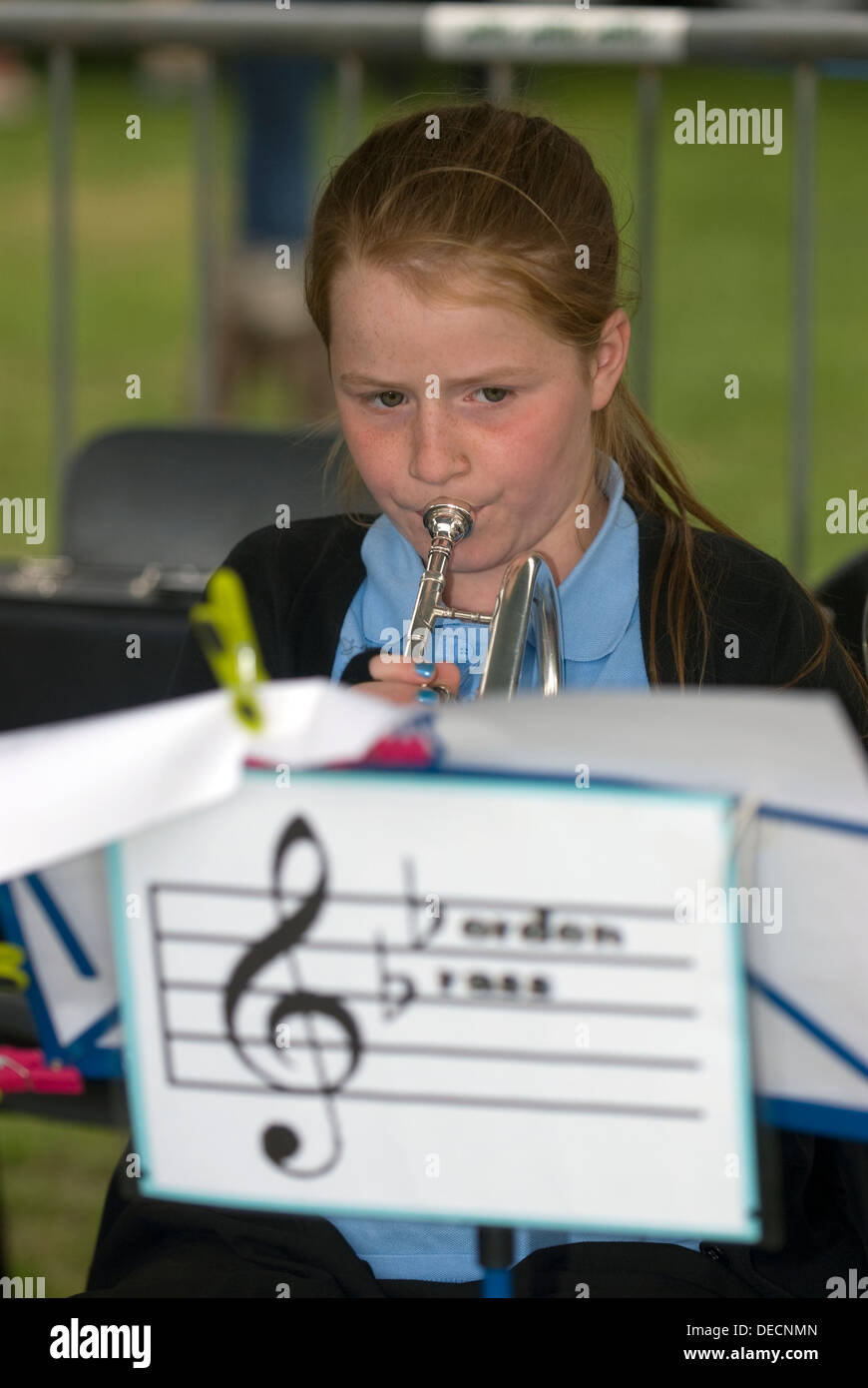 10 ans, fille, jouant dans sa fanfare locale, Hampshire, Royaume-Uni. Banque D'Images
